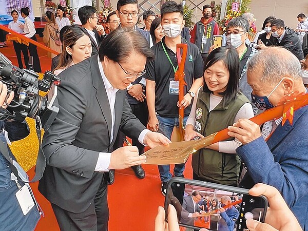 國家住都中心24日舉行新北市淡水區首座社會住宅「淡海安居」動土典禮，內政部長林右昌（左）出席。（國家住都中心提供／呂健豪新北傳真）