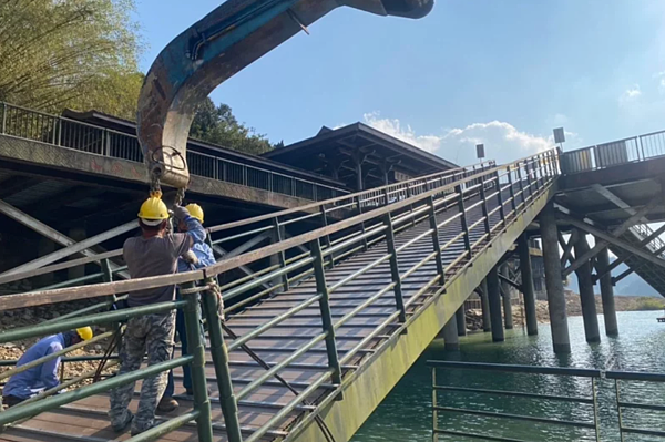 日月潭水位再降,日管處昨啟動第3階段因應措施,昨起封閉玄光碼頭右側引橋,仍維持正常功能,但改從左側引橋上下碼頭。圖/日管處提供