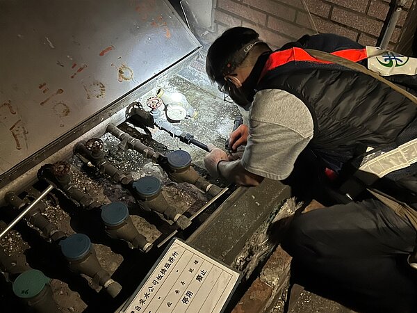 隱身在中和某處住宅區的違規視聽歌唱業，新北市府執行斷水處分。圖／新北市城鄉局提供