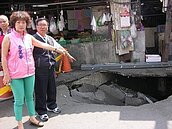 太平新仁市場旁路面淘空　下陷深達三公尺
