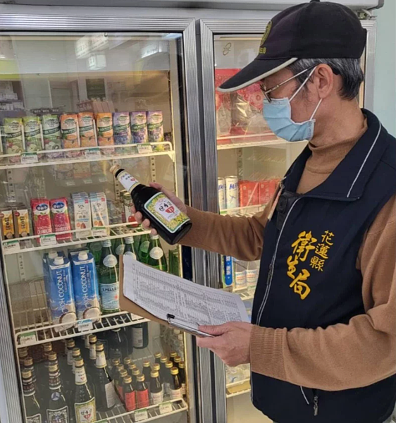 保力達B、維士比依法只能在藥局販售,少數業者無藥商許可執照私自販售,恐遭重罰。圖/花蓮縣衛生局提供