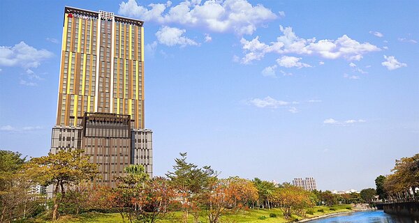 高雄萬豪酒店即將迎來開幕2周年慶,業者推2周年快閃住房專案,收費5900元起。圖/高雄萬豪酒店提供