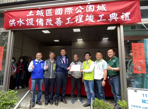 管線汰換工程今舉辦竣工典禮,立法委員吳琪銘(右3)及自來水董事長胡南澤(左3)等人參與竣工典禮儀式。圖/吳琪銘辦公室提供