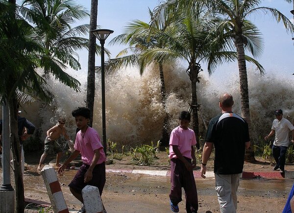 2004年印度洋大地震引發的海嘯衝擊泰國喀比。圖／取自維基百科