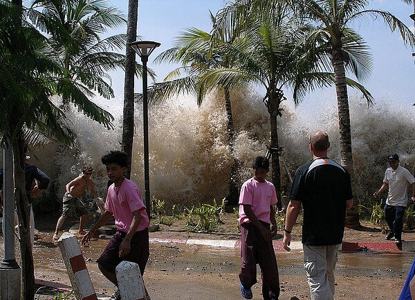 2004年印度洋大地震引發的海嘯衝擊泰國喀比。圖／取自維基百科