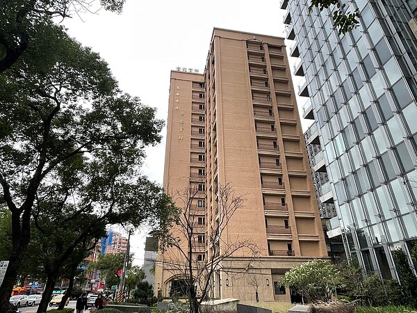 新北市8至15樓集合住宅,自112年起須在3月底之前進行公安申報,未在期限內完成申報者將依建築法開罰,最高可處以新台幣30萬元。圖/新北市府提供