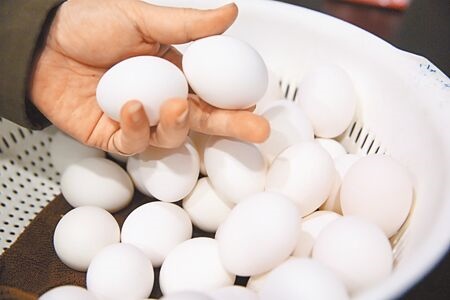 
蛋荒未解，雞蛋批發價來到每台斤55元的歷史高價，蛋農及蛋商25日召開蛋價評議委員會，通過要再調漲3元。圖為小吃店家備用雞蛋。（張鎧乙攝）
