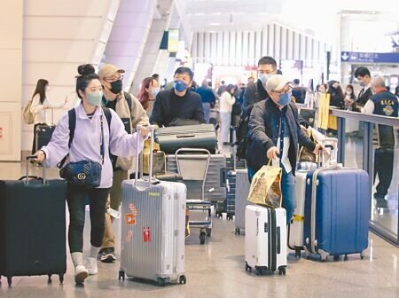 中央流行疫情指揮中心昨公布國內新增106例新冠肺炎確定病例,其中105例為本土個案、1例為境外移入個案。圖為桃園機場第一航廈入境大廳內入境的旅客。(范揚光攝)