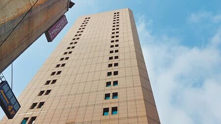 桃園市桃園區復興路鬧區日前發生離奇墜樓命案,因鄰近水利大樓,水利會26日將在復興路口舉辦祈福法會。(蔡依珍攝)