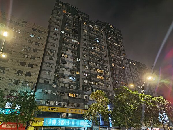 劉姓男子從南京東路五段一棟住商大樓8樓墜落人行道,當場失去呼吸心跳,救護人員將其送往國泰醫院後仍傷重不治。記者李隆揆/攝影