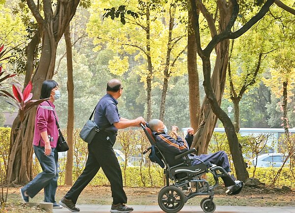 照顧重症患者家庭，期待將照顧責任外包給機構，但機構床位一位難求。記者曾原信／攝影 