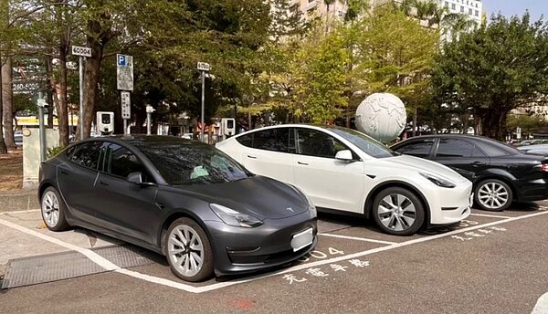 台中市交通局預計今年7月1日上午8時起實施充電車格收費,落實使用者付費精神。圖/台中市交通局提供