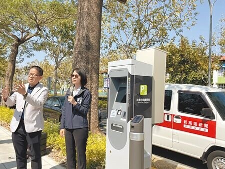 
衛武營特區智慧路邊停車系統於3月25日正式啟用，周遭建置1100格智慧停車格，現場設有繳費機。（洪靖宜攝）
