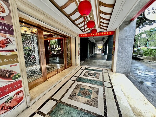 北市東區老字號「朝桂餐廳」不敵疫情,2021年熄燈求售,最初開價13億,後來降至7億,近期進一步降至4.9億元。圖/大師房屋提供