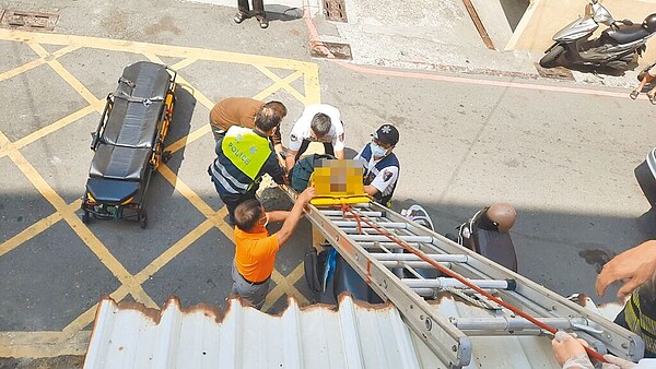 高雄楊姓老翁25日從自家陽台失足墜落,摔到1樓鐵皮遮雨棚上,警消獲報到場將人救下。(翻攝照片/洪靖宜高雄傳真)