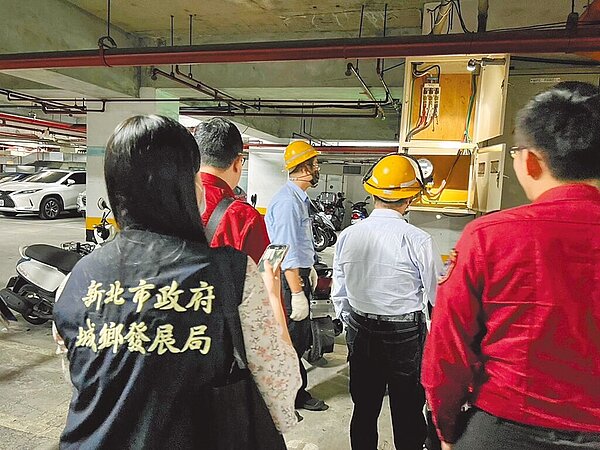 公安小組23日晚間前往中和某處住宅區,對違規經營視聽歌唱業者執行斷水斷電。圖/新北市城鄉發展局提供