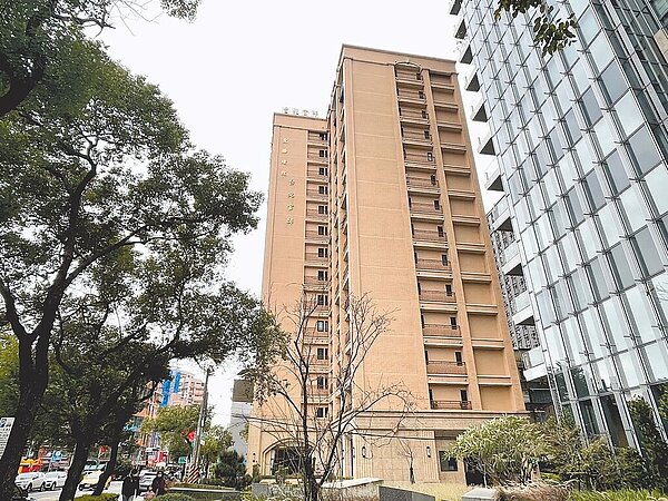 新北市8至15樓集合住宅，須在3月底前公安申報，否則最高可處30萬元罰鍰。圖／新北市工務局提供