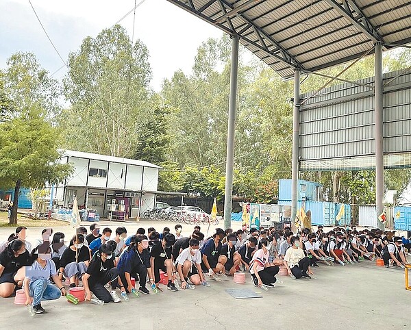 高市某明星國小到旗山露營時,有學生提早起床嬉鬧,讓校外承辦活動的廠商人員震怒,將所有小五生叫起床,集體連坐罰跪1分鐘。圖為活動照,非罰跪畫面。圖/民眾提供