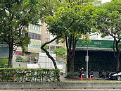 獨家／最高樓工安卻是低規？260億「誠品起家厝」改建中　砂石車衝上人行道　「如果不幸撞死了，不是一個人而是毀了一個家庭」