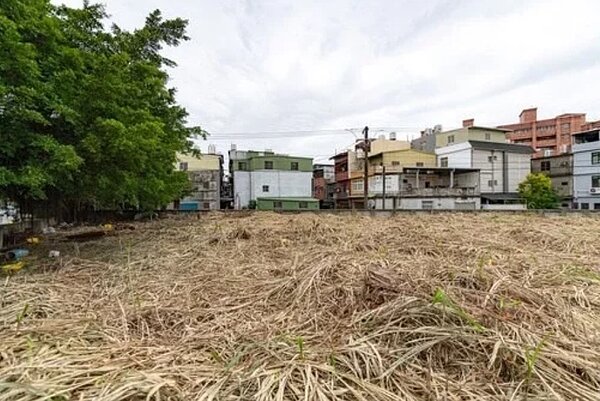 桃園平鎮第九公墓將改建為公園,不過有民代認為現行規畫中,平面的公園及停車場會壓縮雙方空間,建議直接興建地下停車場滿足需求,目前平鎮區公所將先做整地綠美化。圖/平鎮區公所提供