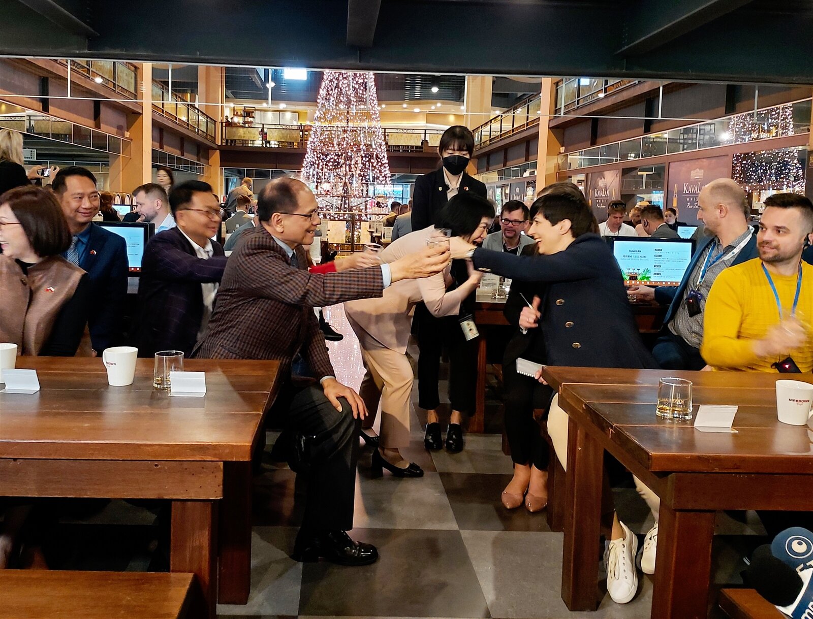 立法院長游錫堃與捷克眾議院議長艾達莫娃共飲美酒,見證雙方情誼,游錫堃更預告,台灣將開啟與捷克直航,7月18日起可以從桃園直接飛去布拉格。( 提醒您:禁止酒駕,飲酒過量,有害健康)記者戴永華/攝影