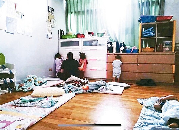 台南市幼保員爆料服務的托嬰中心有不當管教,其他幼保員逼幼兒吃飯,不睡覺還壓背罰站。圖/取自爆料公社