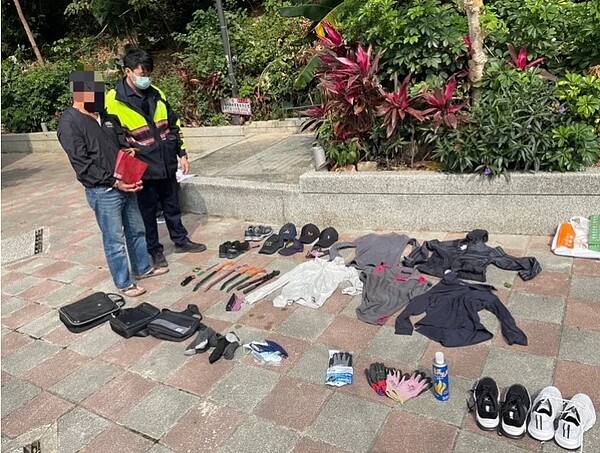 警方逮捕慣用變裝逃逸套路的劉姓竊嫌,起出犯案工具和大批衣、褲、鞋、帽等證物。記者林昭彰/翻攝