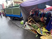 為一坪空間引爆宿怨　台中攤商開貨車衝撞攤位2人傷