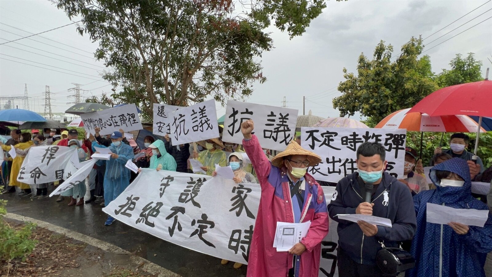 斗六市久安里附近將設置瓦斯存放場引起當地居民抗議，居民拉布條並提出抗議訴求，要求瓦斯場撤出社區。記者蔡維斌／攝影 