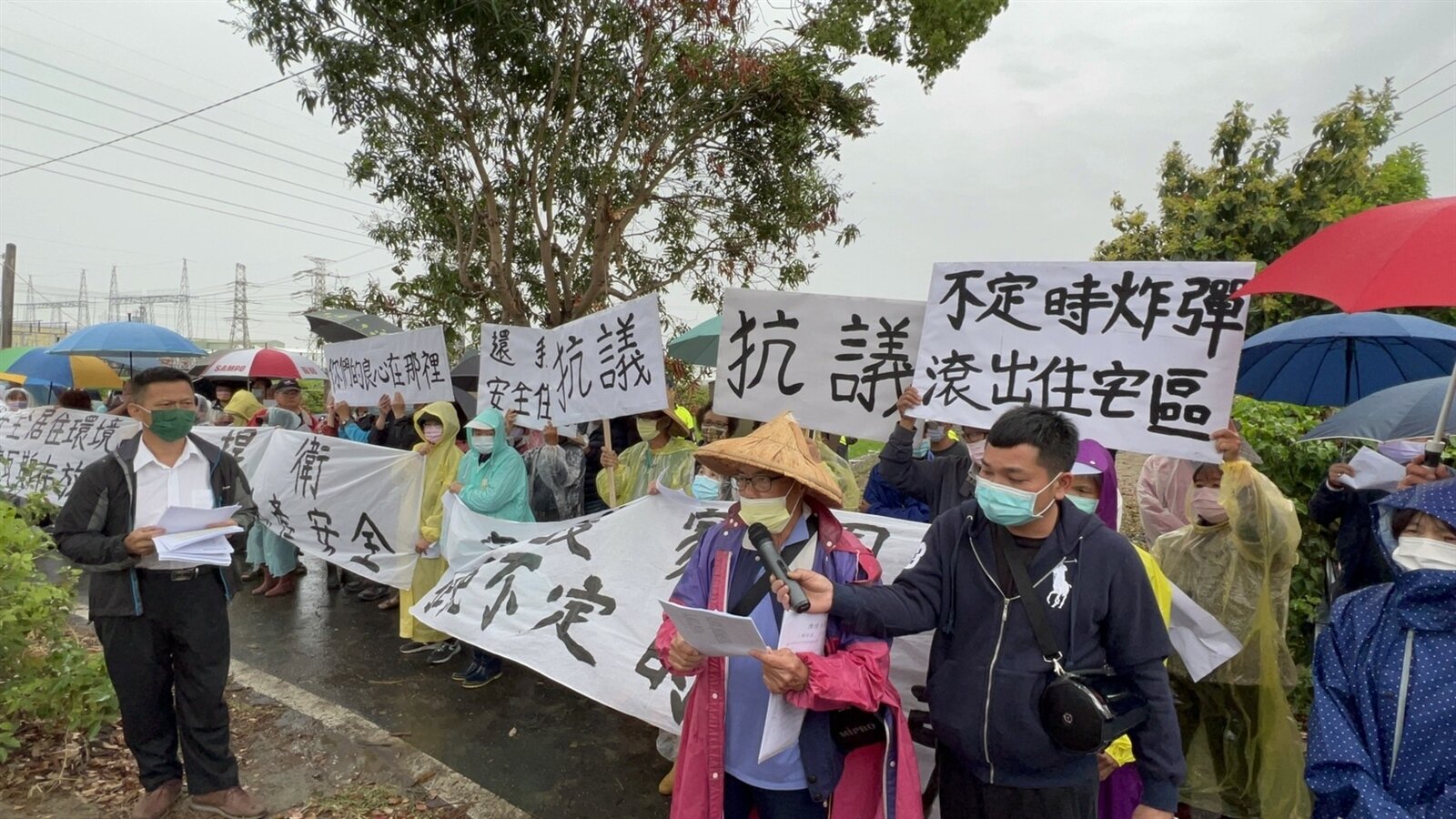 斗六市久安里附近將設置瓦斯存放場引起當地居民抗議，居民拉布條並提出抗議訴求，要求瓦斯場撤出社區。記者蔡維斌／攝影 