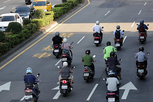 交通部公路總局近期發公文告知，表示不得將車行貼紙黏貼於機車號牌，以免挨罰，引發討論。公路總局表示近期會邀集相關單位研議認定疑義。示意圖，與新聞無關／聯合報系資料照片