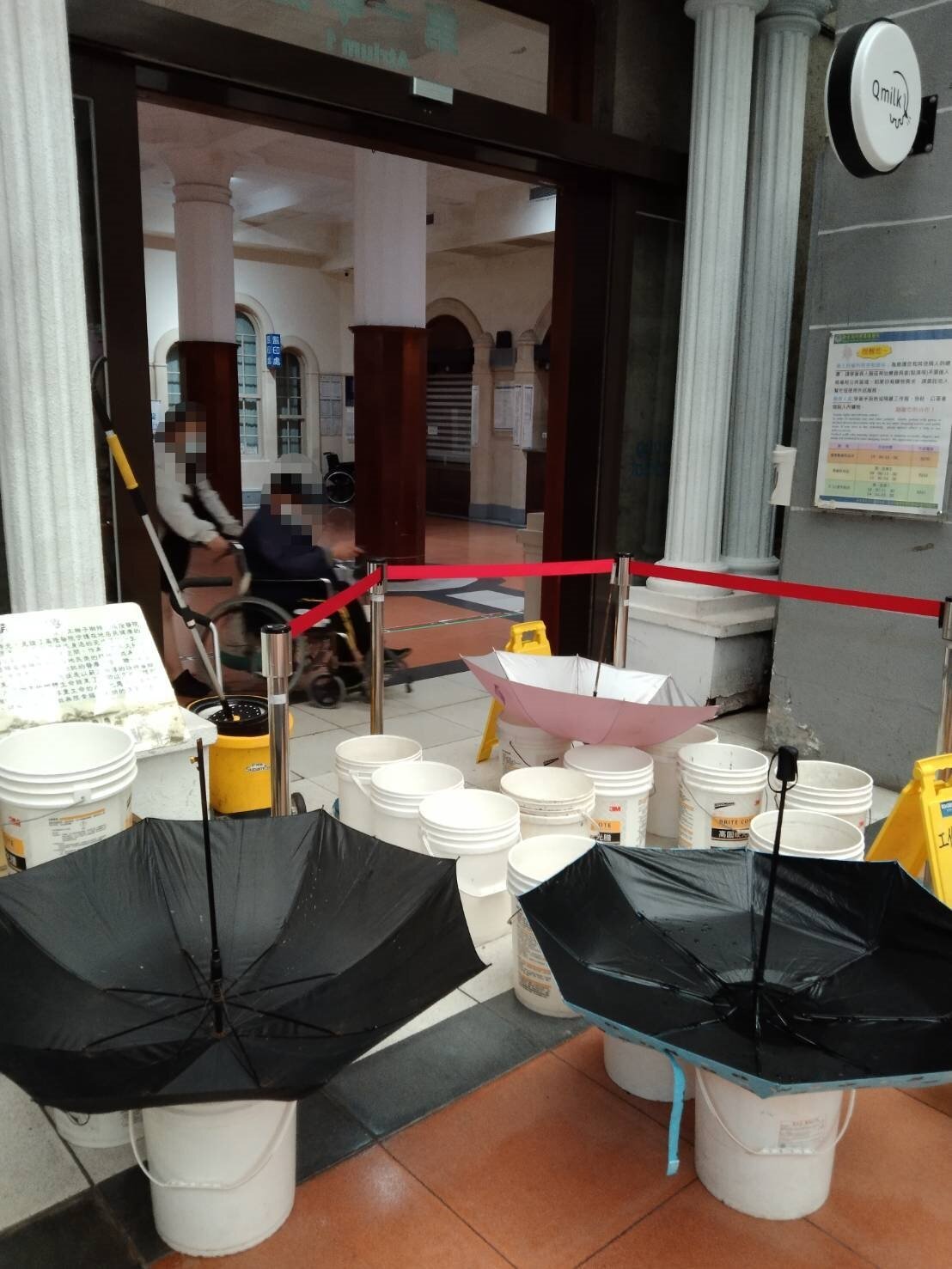 衛生福利部基隆醫院中庭玻璃天幕雨天會漏水，院方在地板擺放水桶接水，避免濕滑引發意外。記者邱瑞杰／攝影 