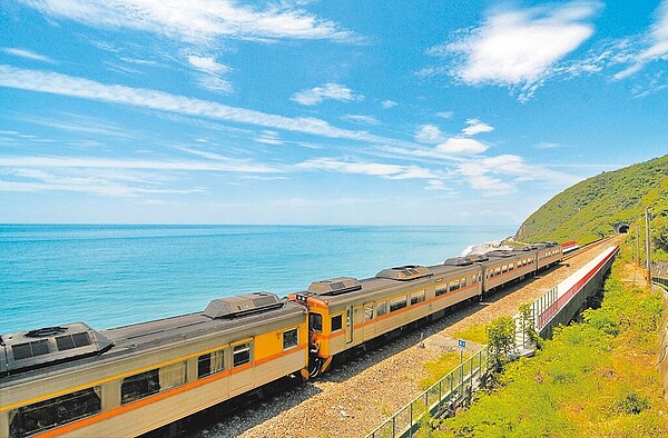 台東多良車站無列車停靠,因海天一線的景色被稱為全台最美車站。中時報系資料照