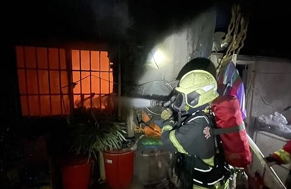 雲林斗六貨櫃屋深夜惡火 ,男女一死一傷。圖/消防局提供
