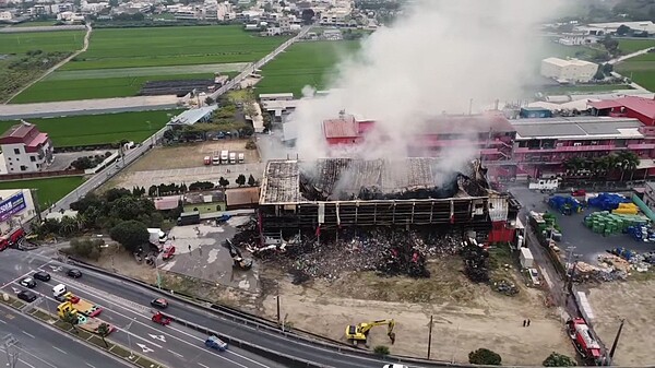知名肉品加工廠「富統食品」位於屏東縣萬丹鄉的3樓鐵皮廠房,前天發生大火,工廠付之一炬。圖/翻攝自屏東縣萬丹鄉交流地臉書社團