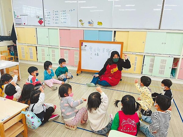 桃園市教育局表示,112學年度2歲專班將增加50班、788個名額,預估錄取率可大幅提高至5成。(桃園市教育局提供/陳夢茹桃園傳真)
