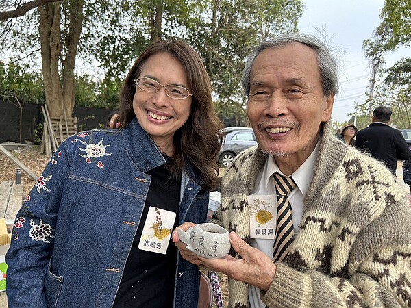 作家張良澤昨天參加在台南歸仁港墘農場舉辦種樹活動,希望催生台灣文學國家園區,左為社運人士商毓芳。圖/商毓芳提供