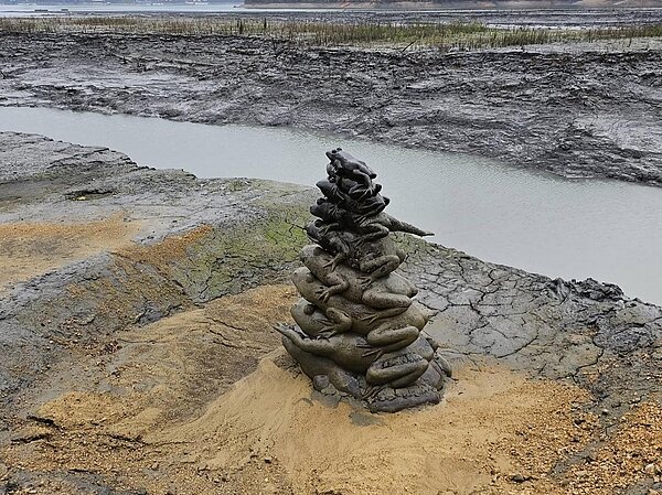 日月潭地區昨晚起間歇性降雨,九蛙疊像周邊土壤雖變得潮濕,但雨勢不大,對潭區蓄水幫助有限。圖/讀者提供