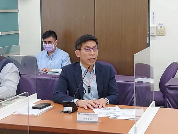 《圖:立委鍾佳濱參與高鐵延伸屏東環評會議據理力爭/委員辦公室提供》