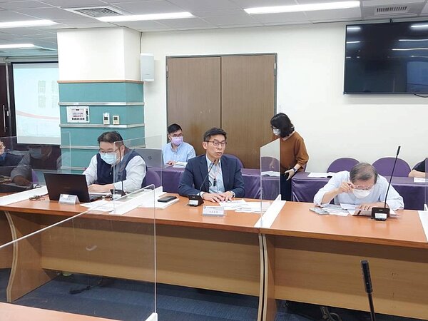 《圖:立委鍾佳濱(中)參與高鐵延伸屏東環評會議據理力爭/委員辦公室提供》