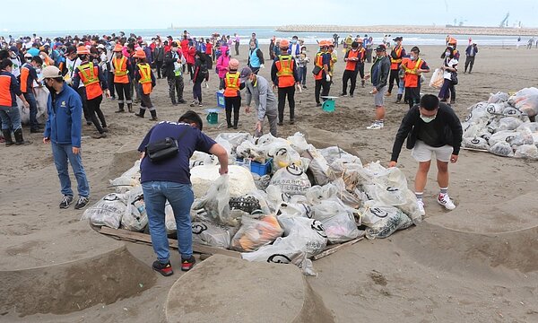 新北111年秋季無痕淨灘,參與民眾集中撿拾到的海廢。〈環保局提供〉