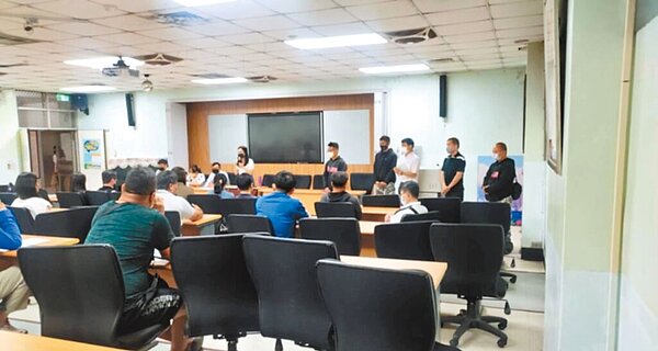 針對高雄市某國小露營活動爆出體罰事件,25日晚間該國小與家長、學生、廠商進行協調會,校長鞠躬致歉並自請處分,會議後校方將對所有家長發問卷,深入調查是否有其他不當管教的行為,廠商也將逐班一一致歉。(高雄市教育局提供/楊舒婷高雄傳真)