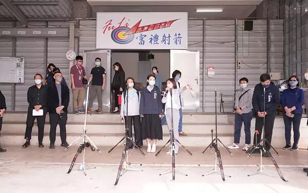 新竹市富禮國中射箭館增建工程流標2次,市長高虹安上周與多名市議員到場會勘。圖/新竹市政府提供