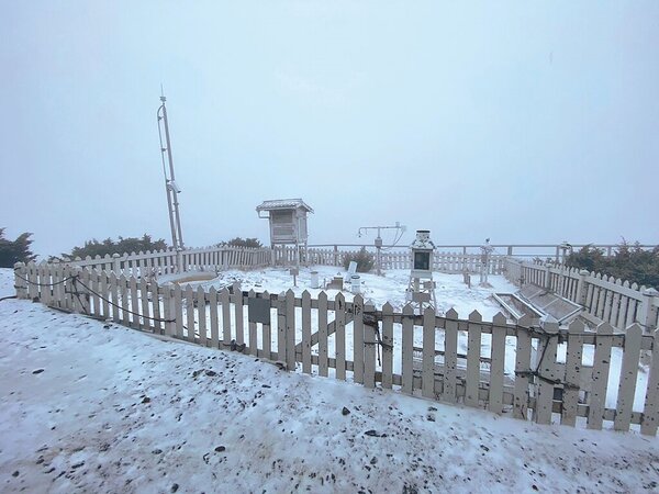 玉山群峰26日飄三月雪，成為80年來最遲的初雪。（玉山氣象站提供／廖志晃南投傳真）