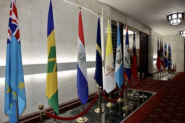 外交部宣布與宏都拉斯斷交,外交部一早就將宏都拉斯的國旗自大廳卸下,目前僅剩下我國國旗與13面邦交國的國旗。記者許正宏/攝影