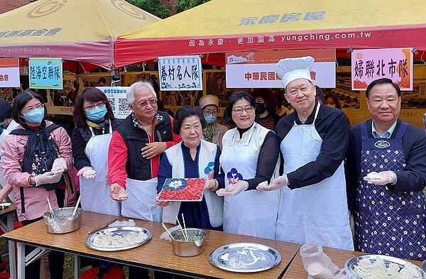 26日的「眷戀嘉年華」安排包水餃活動,高雄市國軍眷村文化發展協會理事長趙怡(右二)、 青年救國團主任葛永光(右一)、婦聯會主委雷倩(右三)一同包水餃,與大家同歡。圖/好房網News記者林和謙/攝