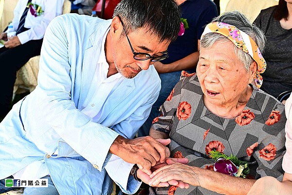 「華語流行音樂教父」李宗盛(圖左)賣掉媽媽(圖右)給他位於北投的老家做公益。圖/取自臉書門諾公益