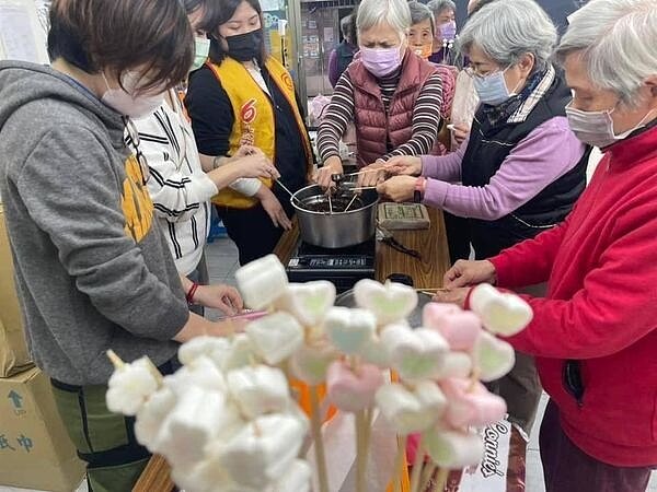 吳信坪里長帶著爺爺奶奶一起過情人節製作巧克力。（圖／土城樂生活Ｘ有你有我）