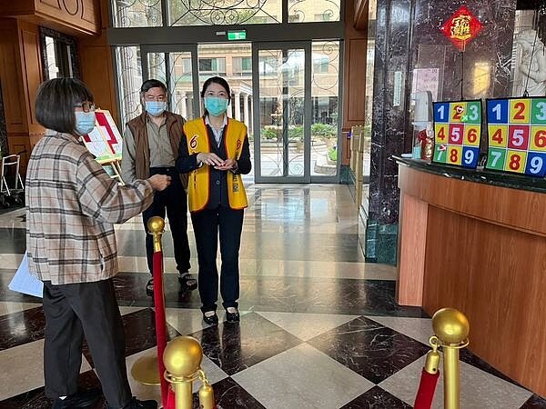 法國賞社區於一樓大廳舉辦親子同樂九宮格遊戲。(圖/板橋樂生活X有你有我)