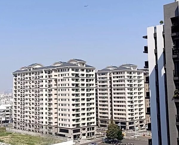 政府從今年起,新增8至15樓層集合住宅公寓大廈,應每3年辦理一次建築物公共安全檢查申報,今年第一季至3月底,台南市僅1成申報,小心受罰。圖/南市工務局提供